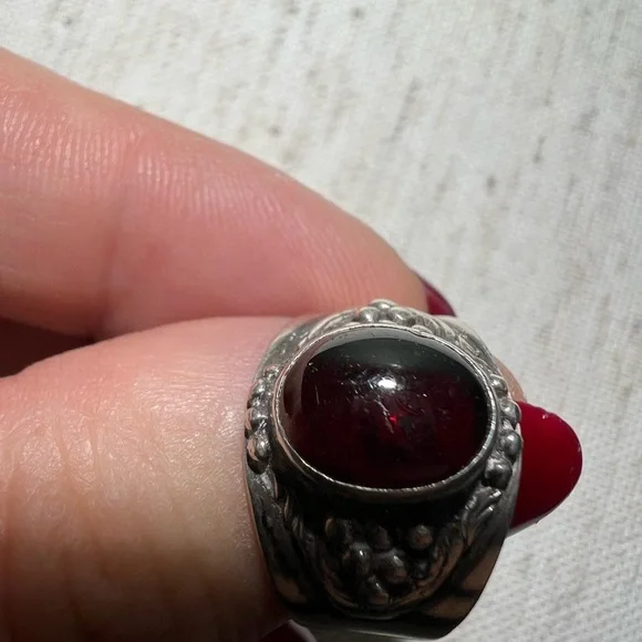 Vintage Sterling silver and garnet wide dome ring - Picture 10 of 15